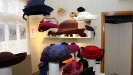 På Piteå museum visas nu hattarna upp ungefär på det sätt det kan ha sett ut i Jenny Petrina Stenqvists butik.