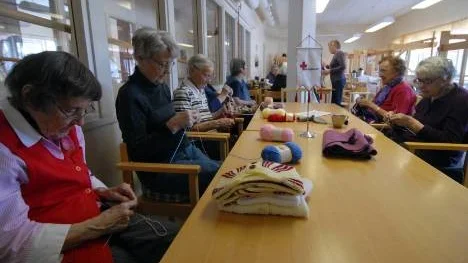Röda Korsets handarbetare är hejare på att lägga upp maskor,  men aldrig att de maskar. Från vänster: Gurli Winnberg, Ingrid Sundberg, Elin  Wiklund, Vera Lestander, Siv Renström, Gullan Wännström och Helga  Lestander.