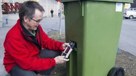 Ivan Eriksson, vid tekniska förvaltningen, är den som jobbar med att märka upp och registrera alla soptunnor i kommunen.