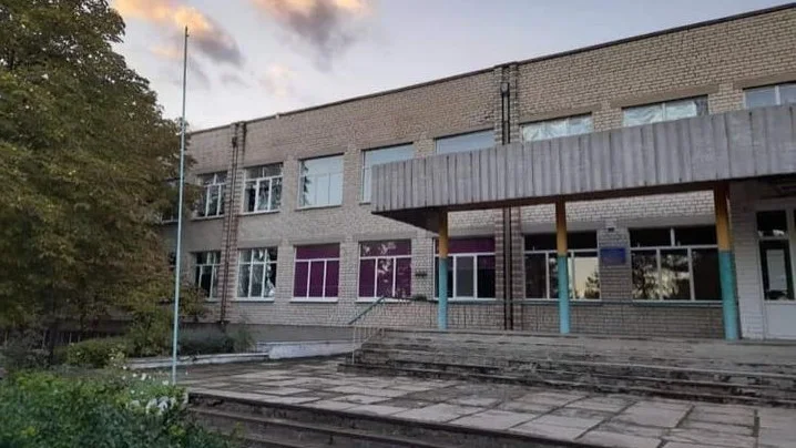 Skolan i ukrainska Gammalsvenskby har tagits i besittning av ryska armén som där byggt upp ett högkvarter.