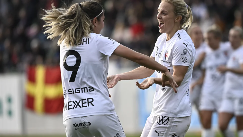 Rosengårds Mimmi Larsson, till höger, gjorde 1–0 i toppmötet med Kristianstad, assisterad av Loreta Kullashi, till vänster.
