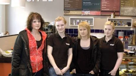 SKROTSKULPTUR. Nu är Jakten i gång i Piteå. I lag Telemäklarna ingår Linnea Lindqvist, Petra Sjöberg, Therese Marklund och Cecilia Jonsson, som på fredagen samlades för att bygga en skrotskulptur.