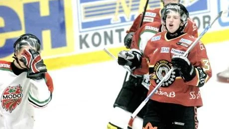 Målvrål. Mikael Lidhammar jublar efter hans 3–0-mål mot Modo. Men i den tredje perioden vaknade gästerna till liv och gjorde tre raka mål och Luleå fick avgöra på övertid i stället. Foto: ROLAND S LUNDSTRÖM