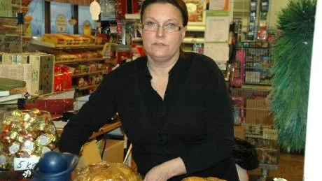 BEKYMRAD. Ann-Charlotte Bucht tog över kiosken för snart ett år sedan – nu väntar tuffa tider.  Foto: Britt-Louise Spets