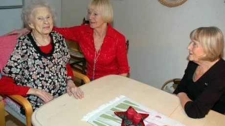 NÖJDA MED VÅRDEN. Men inte med maten och andra nedskärningar som de anser drabbar de gamla i Boden. På bilden Ingegerd Isaksson omgiven av sina döttrar Margareta Johansson och Birgit Karlsson.Foto: Linda Kask