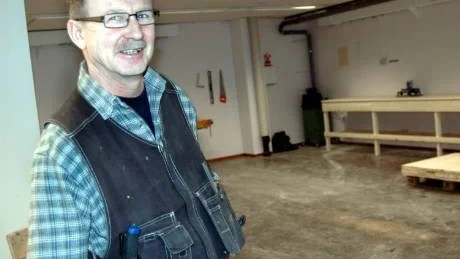 POSITIV EFFEKT. Snickerilokalen har inretts av eleverna och projektledaren Göte Nyström. Han hoppas att verksamheten ska hjälpa ungdomarna så mycket att det även minskar behovet av medicinering. "Tänkt vilken positiv effekt och bättre livskvalité eleverna får om de kan minska på medicinerna, säger han.