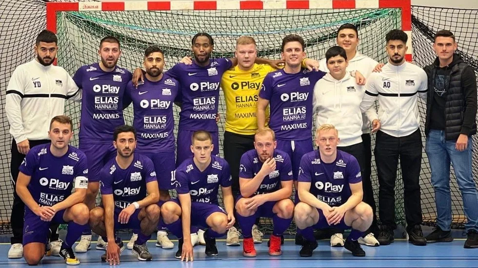 Motala FK vann i division 1-debuten borta mot Kalmar United. 6-3 efter att målvakten Oskar Knutsson gjort en stormatch.