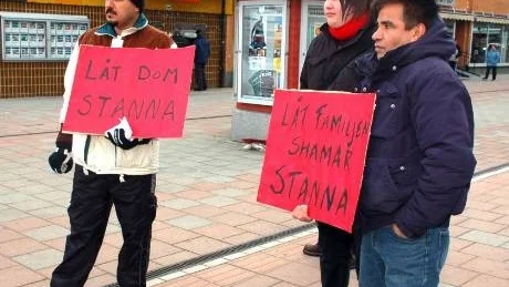 LÅT DEM STANNA! Från vänster Farzad Samimi, Emil Lenertz och Gafour Abbasneyad visade sitt stöd för familjen Shamar på lördagen.