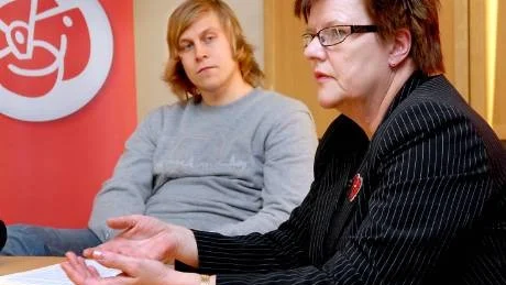 ÖPPNAR SKOLAN. Släpp lärarna loss menar Johan Sparrman och Ingrid Norberg, ledande socialdemokrater i Luleå. De vill ge fler skolor chansen till självstyre (intraprenad).