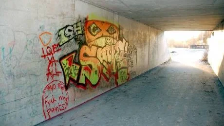 I NATTENS MÖRKER. Förstörelsen i Sävast tog inte ledigt natten mot onsdagen. Detta åstadkoms i en gångtunnel vid Örtavallen.
