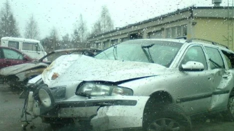 Bilen med de fem personerna i, demolerades rejält.