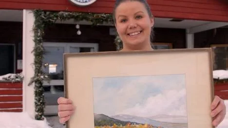 Sofi Holmgren är hotellchef. På sitt kontor hittade hon tavlan som Arjeplogs kommun gav hotellet i invigningsgåva  för 40 år sedan.