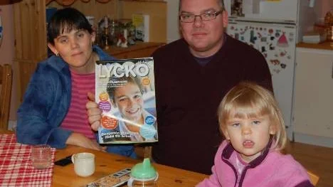 Malin och Ivar Skavik, här tillsammans med dottern Hanne, upptäckte att den väl ansedda barntidningen Lyckoslanten publicerat adressen till en porrsajt på internet.