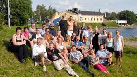 Eleverna som lämnade Kyrkholmsskolan i Arjeplog 1989 har haft återträff. Stående från vänster Camilla (Grahn) Flinkfeldt, Magdalena (Lestander) Rosie, Robert Lundqvist, Daniel Larsson, Nicklas Grundström, Thomas Lindahl, Christer Westerlund, Mari-Teres (Karlberg) Ögren och Anna Lundgren. Sittande längst bak: Mikael Öhman, Håkan Ederlöv och Nicklas Wikström. Sittande näst längst bak: Ingela Wiklund, Carina Lasko, Kenneth Lestander, Andreas Karlberg och Linda Mattsson. Sittande på andra raden: Fredrik Jädeby, Joakim Lindberg, Angelica (Renlund) Lindstedt, Ulrika (Andersson) Jakobsson, Bo Häll, Tony Lindstedt och Olov Levander. Sittande längst fram: Johan Ranfjäll, Linda Sundberg och Adam Larsson.