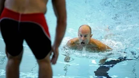 Simning hör knappast till Ingemar Stenmarks favoritgrenar, men 25 meter i vatten klarar 53-åringen utan problem.