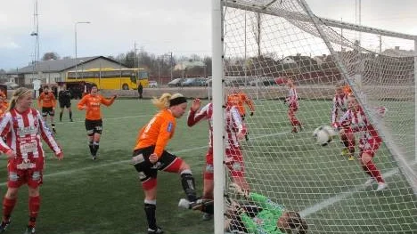 På väg mot seger. Jennifer Rönnberg trycker dit 2-0-bollen i nätmaskorna, ett viktigt premiärmål för PIF.