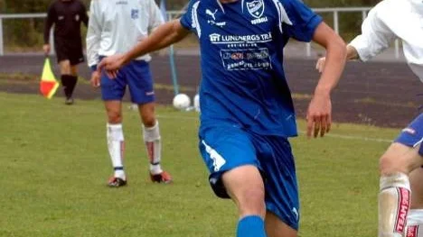 Arvidsjaurskillen Sten är också en stor fotbollstalang. Han tillhörde länets tongivande spelare vid elitlägret i Halmstad förra sommaren och var aktuell för pojklänslaget. Här i aktion i IFK Arvidsjaurs matchtröja.