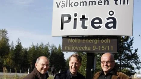 De nya digitala informationsskyltarna vid södra och norra infarterna till Piteå är nu monterade och i full drift. På bilden flankeras Jörgen Hult, tillväxtenheten, Piteå kommun, av Roland Ekerlin (t v) och Tommy Dahlberg från Diod Norr som levererat skyltarna.