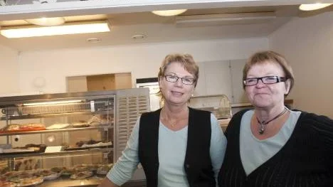 Yvonne Frodin, till vänster och Agneta Lindahl har tagit steget och blivit egenföretagare. Sedan första januari driver de tillsammans Café Holken i Arvidsjaur.