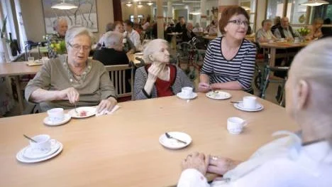 Boende Majlis Bergdahl och Vera Dahlberg fick sällskap vid fikabordet av Elisabeth Grahn, personal på Källbogården.