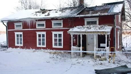 FÖRSTÖRT.Vid branden i Unbyn i denna norrbottensgård förstördes den helt invändigt. Ägarna och deras hundar klarade sig oskadda.