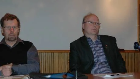 OSÄKERT. Samarbetet mellan Valter Lindh (C) och Robert Forsberg (S) knakar i fogarna. .  Foto: Britt-Louise Spets