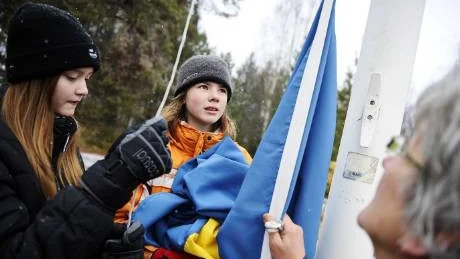 SAMARBETE VIKTIGAST. När scouterna firade FN-dagen gjorde de allt tillsammans. Här hjälps Emelie Lindgren Engström och Agnes Lundholm åt att hala flaggan.