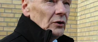 Backman stöttar kritiker
