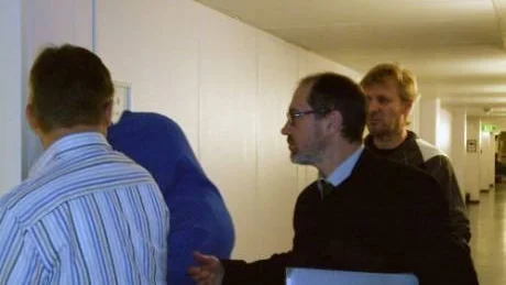 ÖVERLÄMNAS. Den 36-åriga kvinna har nyligen avtjänat ett fängelsestraff i Sverige men de finska myndigheterna väntar fortfarande på att hon ska göra samma sak i Finland. I väntan på beslut om utlämning ska hon därför stanna i häktet.