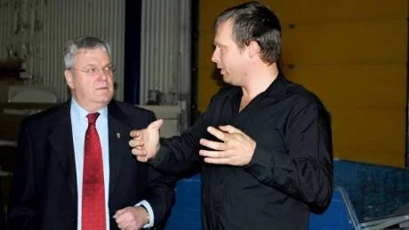 BESÖK. Anton Lundholm, vd på Part AB, guidade landshövding Per-Ola Eriksson runt i fabriken.   Foto: Britt-Louise Spets