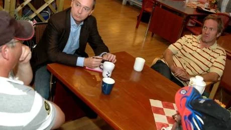 SAMTAL. Gunnar Axén (M), ordförande för socialförsäkringsutskottet, i samtal med personal på Bryggan i Piteå.