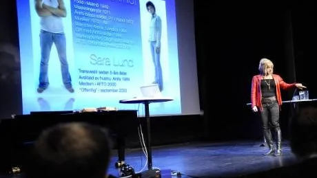 NORMER. Claes Schmidt, även känd som Sara Lund, föreläser om hur normer styr våra liv på Nolias arbetsmiljömässa. Här i samband med en tidigare föreläsning i Norrbotten.