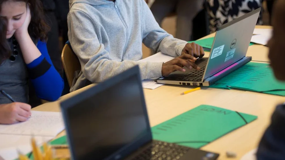 Förtursregler. Löser inte bristen på utbildningsplatser för nyanlända.