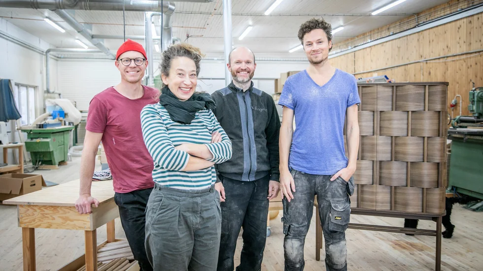 Lukas Dahlén och Leila Abd Alwaheb drev länge Ringvide på egen hand, men nu har de tre anställda i företaget. Två av dessa är Ottar Gjendahlen (tvåa från höger) och Martijn Jansen (längst till höger). 