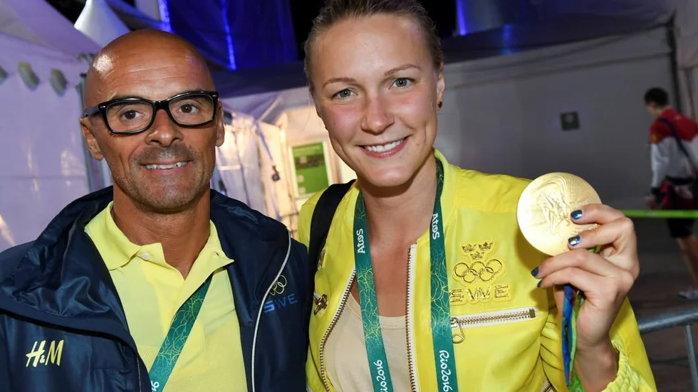 Äntligen. Tränaren Carl Jenner och Sarah Sjöström.