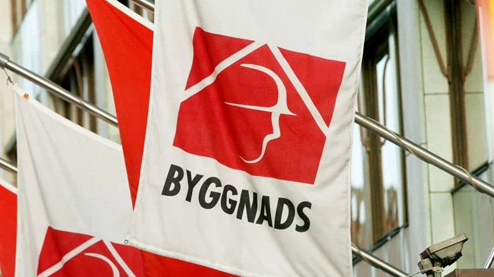 Varsel. Fackförbundet Byggnads och motparten Sveriges Byggindustrier står långt i från varandra i förhandlingarna.