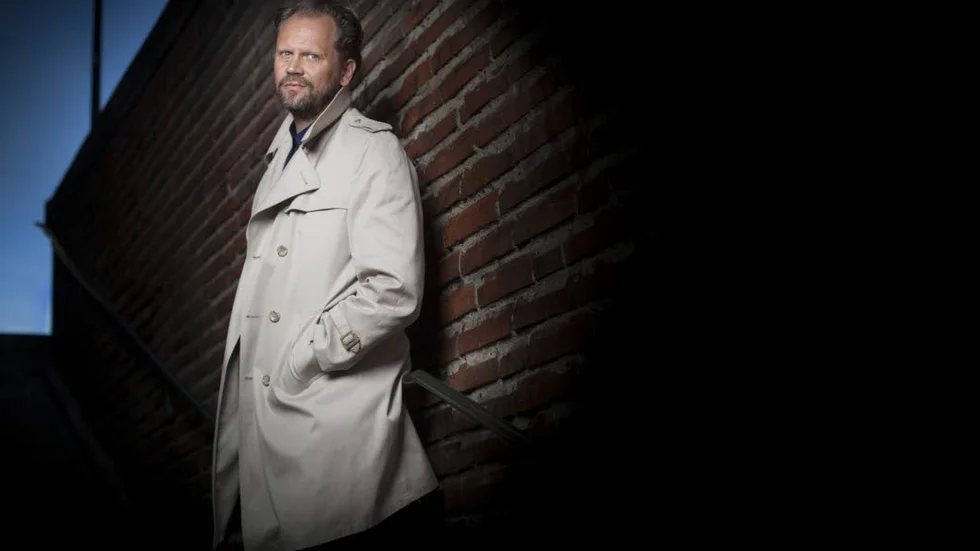 Bra språk. Kurirens recensent Sven Nyberg hyllar Stefan Lindbergs språk, men finner mordgåtan krånglig och tråkig i romanen "Nätterna på Mon Chéri".