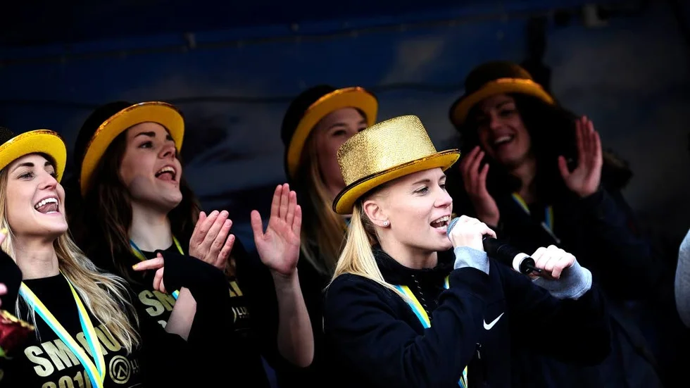 Tog ton. Belgiskan Julie Vanloo greppade micken och sjöng nationalsången.