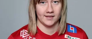 Sofie håller i ritningarna