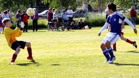 Piteå/Munksund-Skuthamns målvakt Viktor Viklund, 13 år, räddar ett skott. "Jag tycker att jag gjorde en bra match. Det var kul att spela, jag fick många skott mot mig", sa han.  I blå tröja ses Cruz Azuls duktige forward Rodolfo Gonzalez Aguirre.