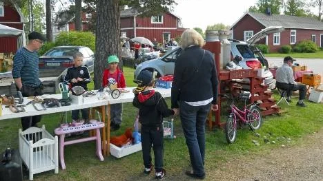Loppisförsäljare i alla åldrar bjöd ut sina varor med eller utan bakluckornas hjälp på den soliga gårdsplanen vid Vistträsks byagård.