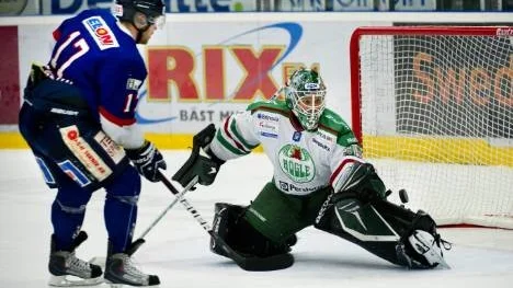 Linus Persson, från Karlskoga (tidigare Bofors) försöker göra mål på Röglemålvakten Jonas Fransson. Nästa säsong spelar Persson i Luleå hockey i elitserien. (Arkivbild)