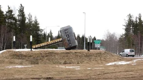 Pang på rödbetan! Det är med stor kraft som konstverket "Eltoro" slagit sig ner mitt i Lomtjärnsrondellen i Öjebyn.