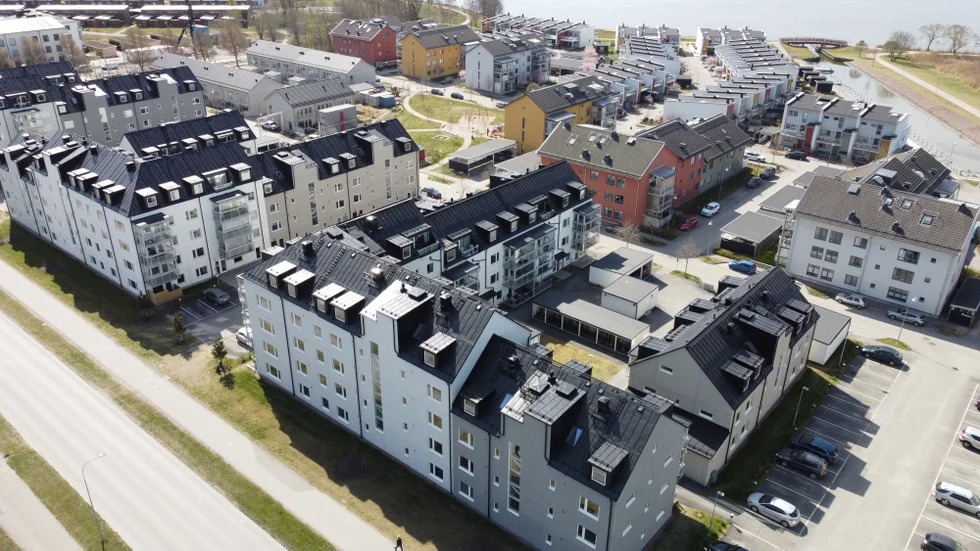 Brandholmen är en mix av bostadsrätter och hyresrätter. På Fotbollsvägen vid Brandholmen fick en bostadsrättsförening för ett tag sedan höja avgiften med 60 procent för att täcka sina kostnader.