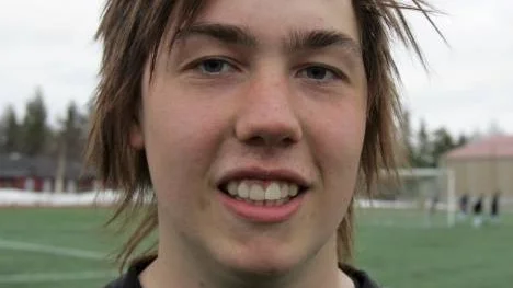 Simon Häggström kämpade bra på mittfältet när Älvsbyn besegrade Ersnäs i division 4-fotbollen.