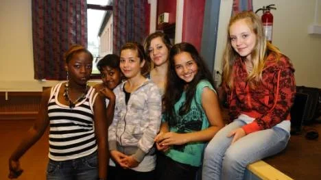Dansarna längtar till kulturkarnevalen. Matilda Bosange, Rodas Belay, Sara Albag, Alice Albag, Maka Chlaidze och Julia Hasheva har tränat i fem veckor.