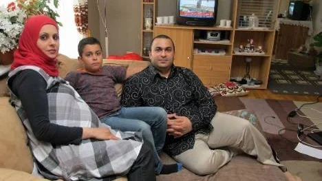 Älvsbybon Ahmed Algaryane, här med hustrun Hanan och sonen Akram, tror att det kan dröja länge innan Gaddafi faller och Libyens frihetskamp är över. "Tusentals fler landsmän kommer att dödas, det är långtifrån slut på stridigheterna än", säger han.