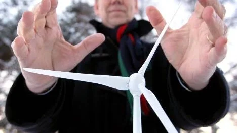 Kommunalrådet Peter Roslund (S) kräver att regeringen går in och lättar på belysningskraven inom vindkraften. (Arkivbild)