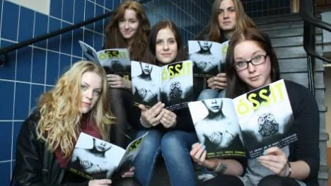 Några av skaparna till tidningen Åssit åker till Stockholm för att delta vid prisutdelningen. Sofia Nilsson, Rebecka Öman, Sofia Wiklund, Elin Öhlund och Gabrielle Degerman, hoppas självklart på pris.