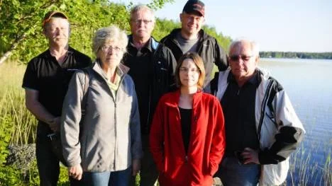 Styrelsen i Altervattnets byaförening engagerar sig för byns utveckling. Inger Ekberg, Jenny Lundström, Lars-Erik Eriksson och bakre raden Stig Engman, Kurt Lundgren och Olof Berg. "Alla som bor och har stuga här känner sig oroade", säger stugägaren Lars-Erik Eriksson, 64 år.